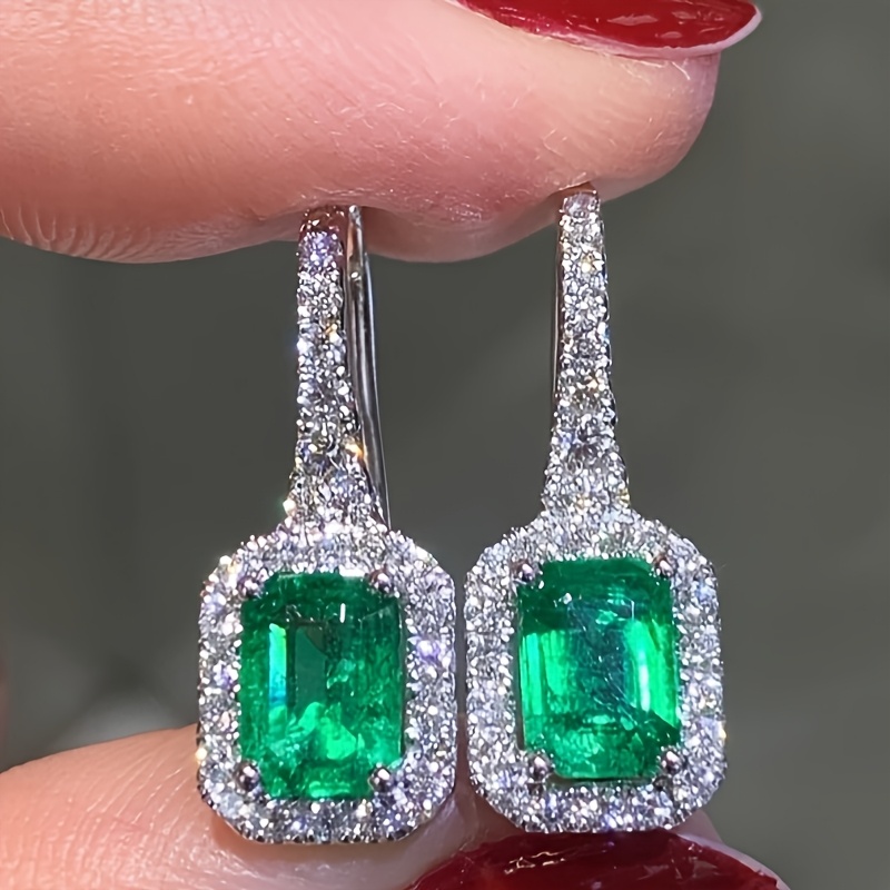 

A Pair Of Ladies' Stylish Circular Earrings With Square Green Synthetic Zirconia Inlays, Dangling Earrings For Ladies' Wedding Banquets, Elegant Earrings For Daily Casual Wear, Fashionable Jewelry.