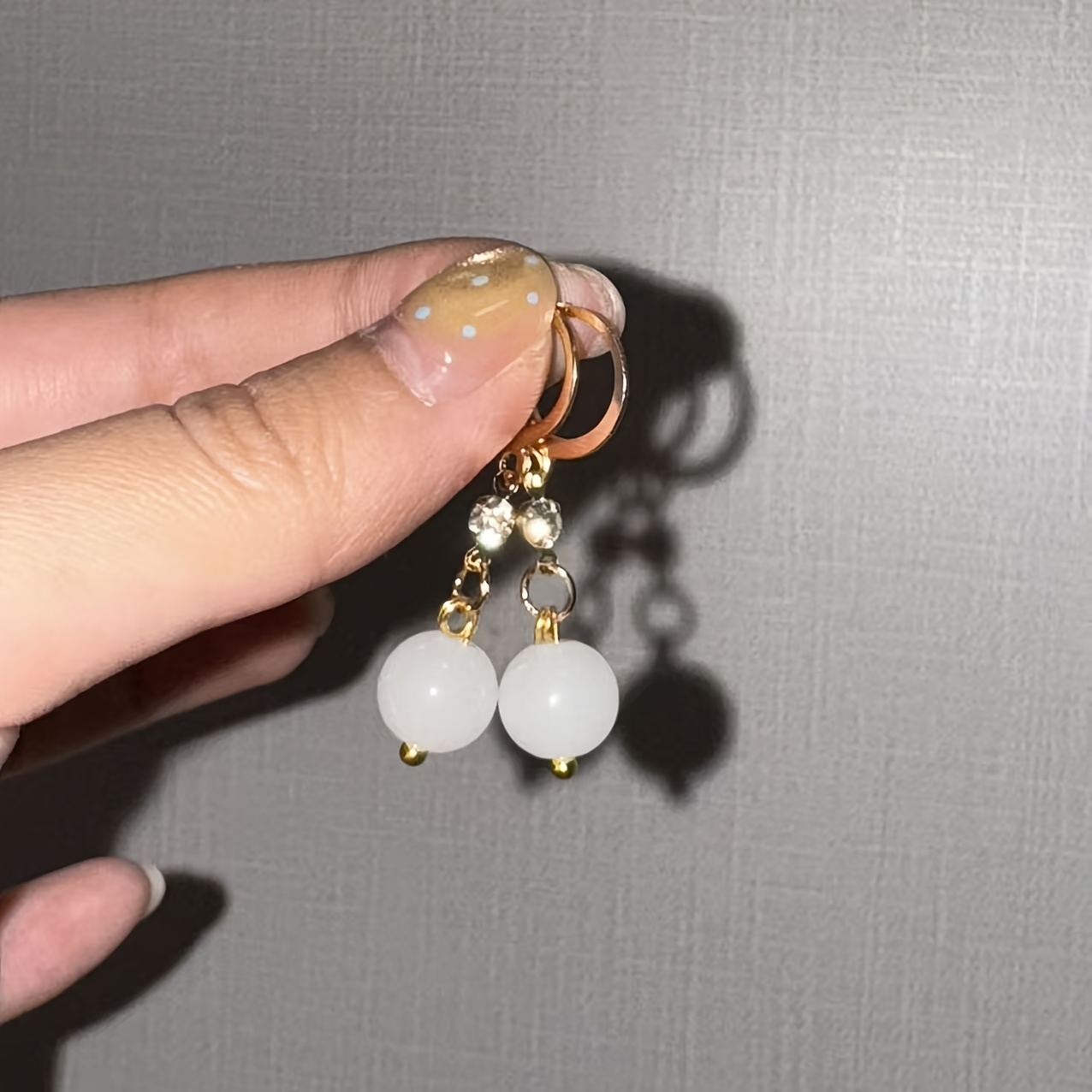 Un par de elegantes aretes para el verano