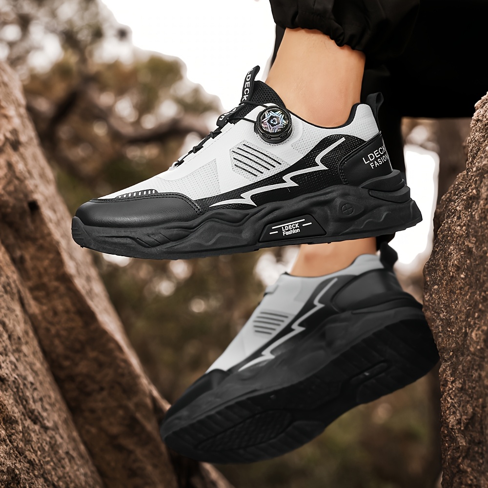 Zapatos deportivos casuales para caminar al aire libre con suela gruesa que aumenta la altura, antideslizantes y cómodos para hombres, de color sólido, con cordones, punta redonda, parte superior de imitación, forro de tela, suela de PVC, plantilla de tela, para primavera/otoño, primavera/verano, todas las estaciones.