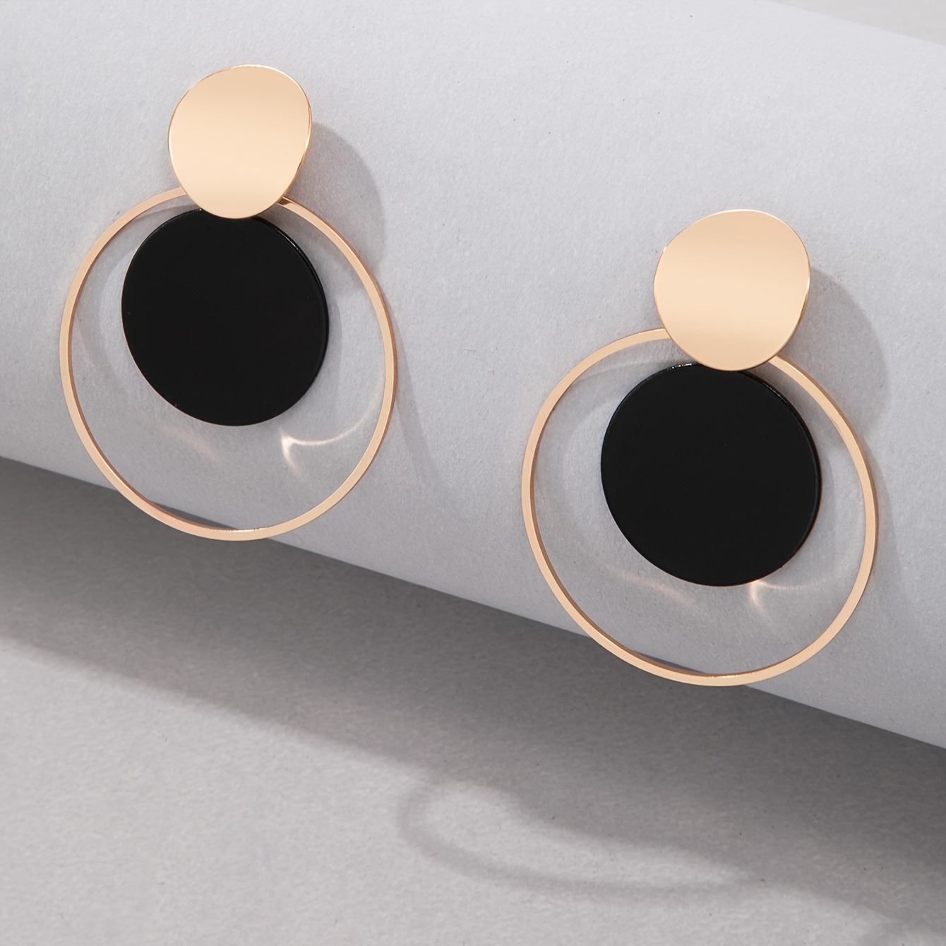 Image of 1 Pair Elegant Fashion Metal Single Round Earrings Geometric Metal Sequined Earrings Suitable For Party Banquet Gift For Mother's Day Gift
