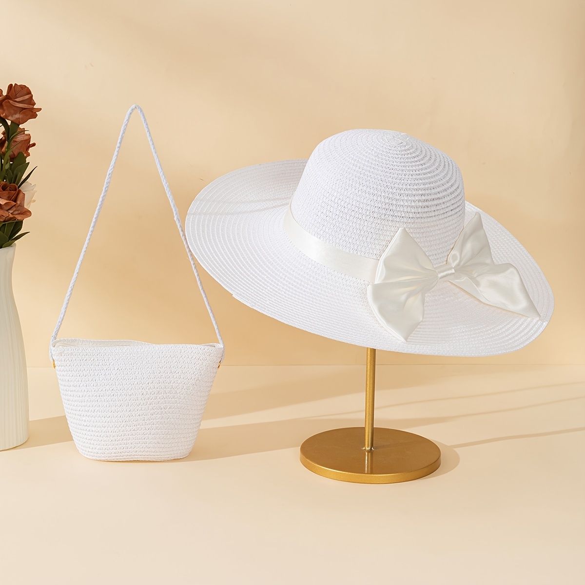 E-shop Weiße Hochzeitssaison - 2-teiliges/Set Damen Satin Schleife Verzierte Oversized Strohhut mit flacher Krempe und weiße Umhängetasche aus Stroh,