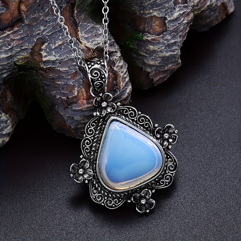 Image of A Retro Elegant Bohemian Ethnic Fengshui Drop-shaped Love Floral Pendant Necklace Suitable For Fashionable Women' Wear Jewelry Necklace Jewelry Gift