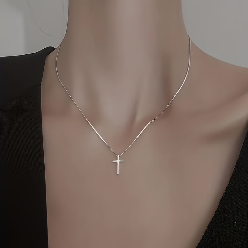 A Simple And Exquisite Cross Pendant Necklace