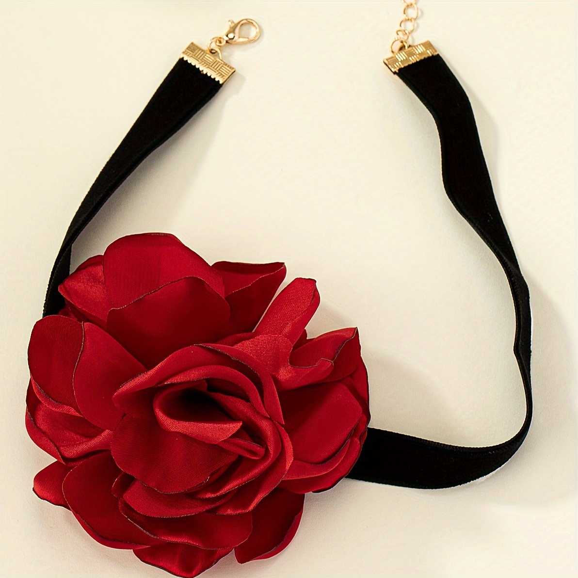 

1pc Collier Ras du Cou à Fleurs Rouges d'Inspiration Vintage pour Femmes - Sangle en Velours Noir Ajustable avec Fermoir Doré, Parfait pour les Fêtes, les Vacances & les Occasions Spéciales