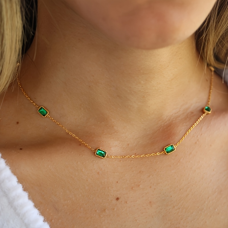E-shop Eine elegante französische grüne kleine quadratische Halskette aus Edelstahl im INS-Stil, Damen-Halskette, , leicht, luxuriös, vielseitig,