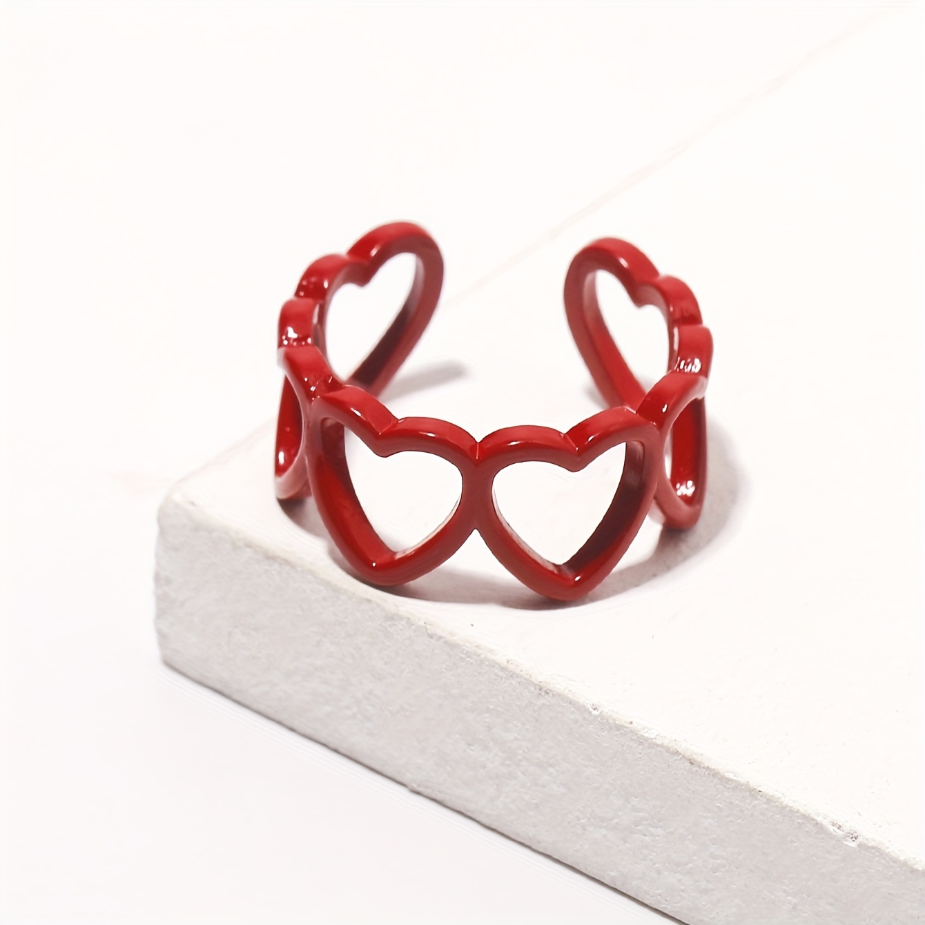 

A European And American Retro-style Golden Heart-shaped Hollow Adjustable Ladies' Ring, Suitable For Holidays And Daily Wear.