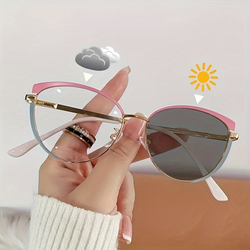 

Lunettes photochromiques pour femmes avec monture en métal, verres transparents et un design « cat eye » pour une protection optimale en extérieur.