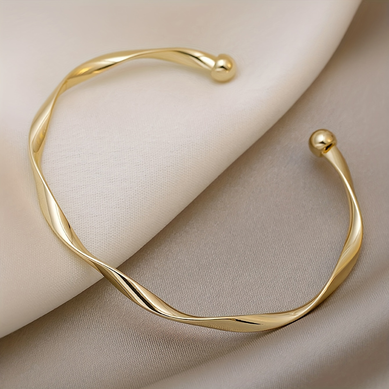 

[customer ] Elegant Adjustable Twist Cuff Bracelet - Chic , Zinc Alloy, Casual Attire & Gifting