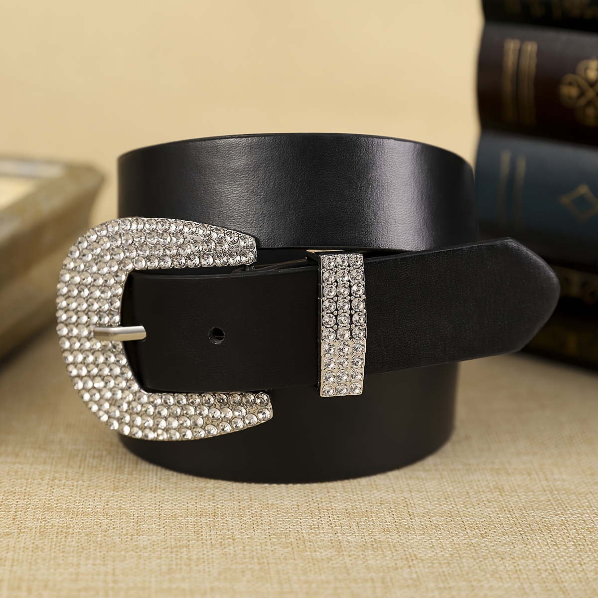 

Une ceinture en PU noir pour femmes avec une boucle en strass, et tendance, parfaite pour un et un must-have pour du shopping.