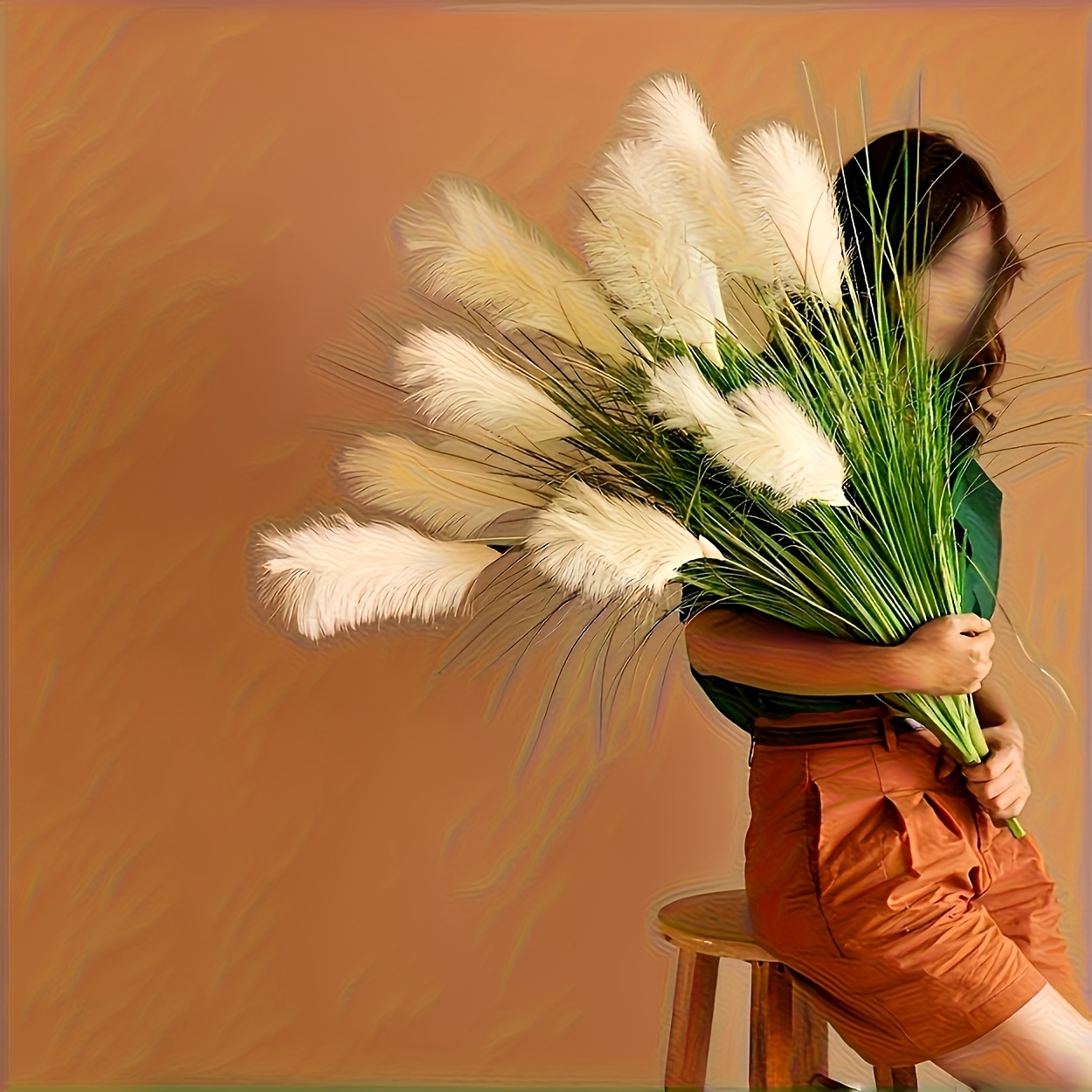 Un ramo de hierba de pampa artificial de 31.43 pulgadas, compuesto por plantas de paja de plástico realistas para exteriores con juncos y arbustos de hojas verdes, que incluye catarinas sintéticas; adecuado para el hogar, la oficina, el porche.