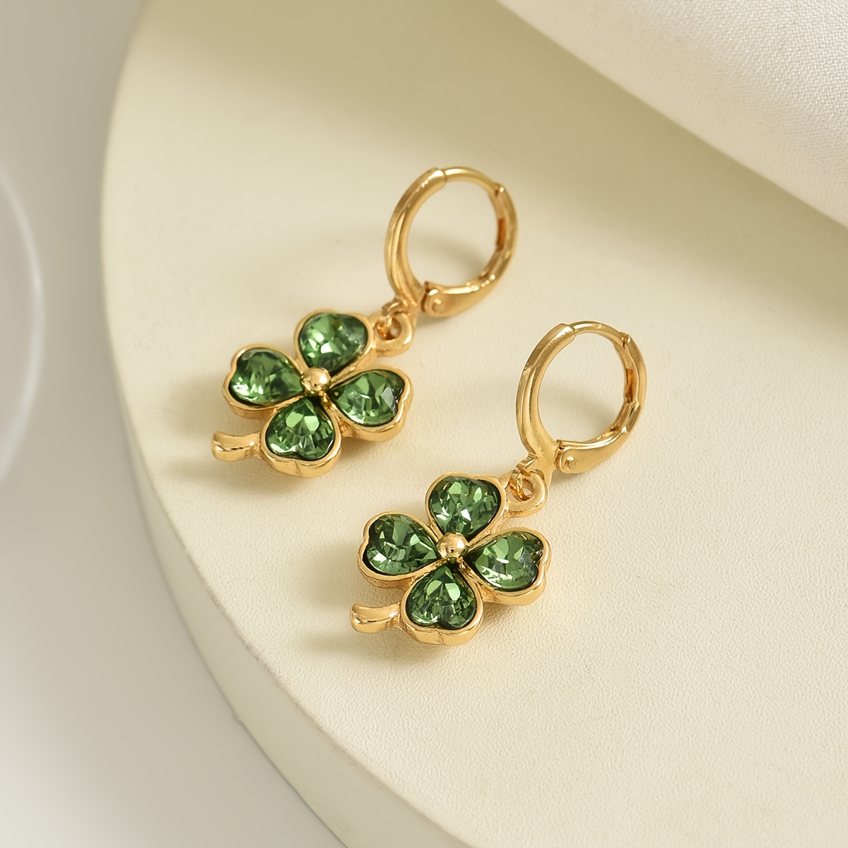 TEMU Une paire de clous d'oreilles vert vif de à