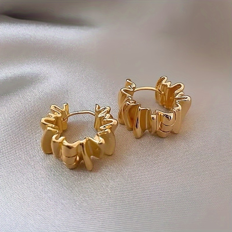 Image of A Pair Of Elegant And Stylish Irregularly Pleated Circular Earrings, Suitable For Daily Wear And Vacation For Ladies.