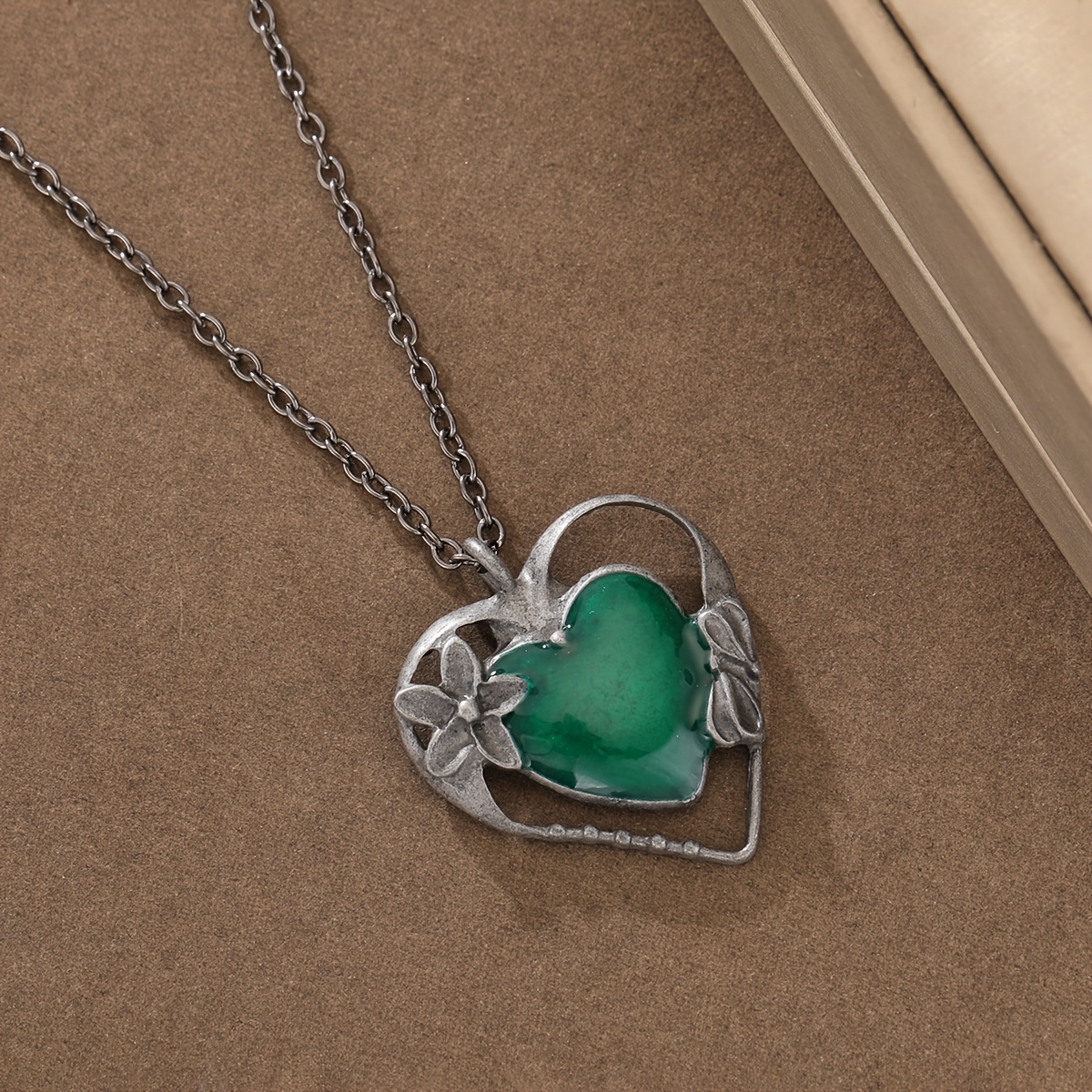 TEMU Gothic Vintage Green Heart Necklace Hollow Heart Frame Flower Pendant Women's Necklace Suitable For Parties Gatherings Gift For Accessory