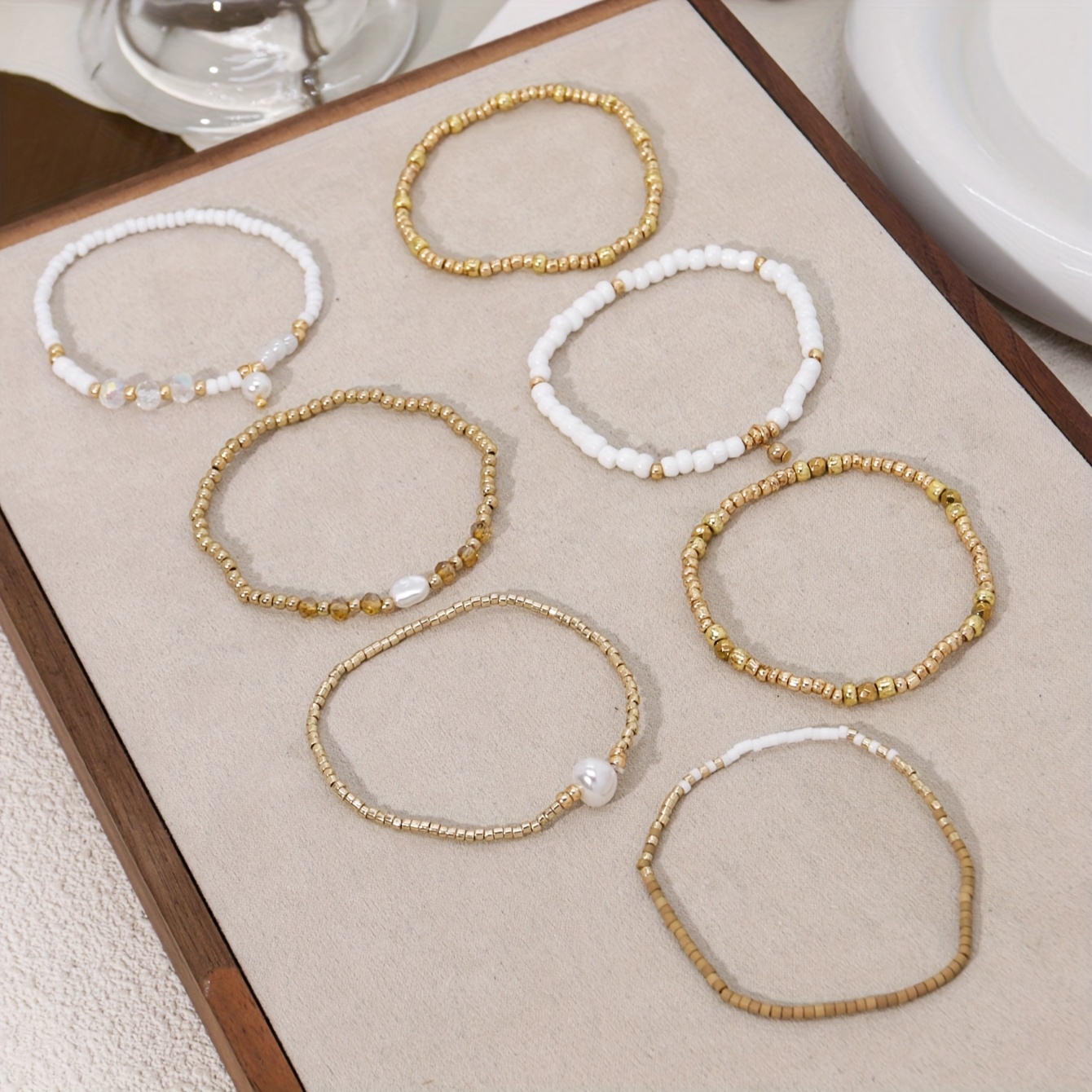 E-shop 7-teiliges Damenmode-Set, Böhmische Gold- und Weiße Perlen Gemischte Stapelbare Elastische S, Strandurlaub, Party Musik Festival Schmuck