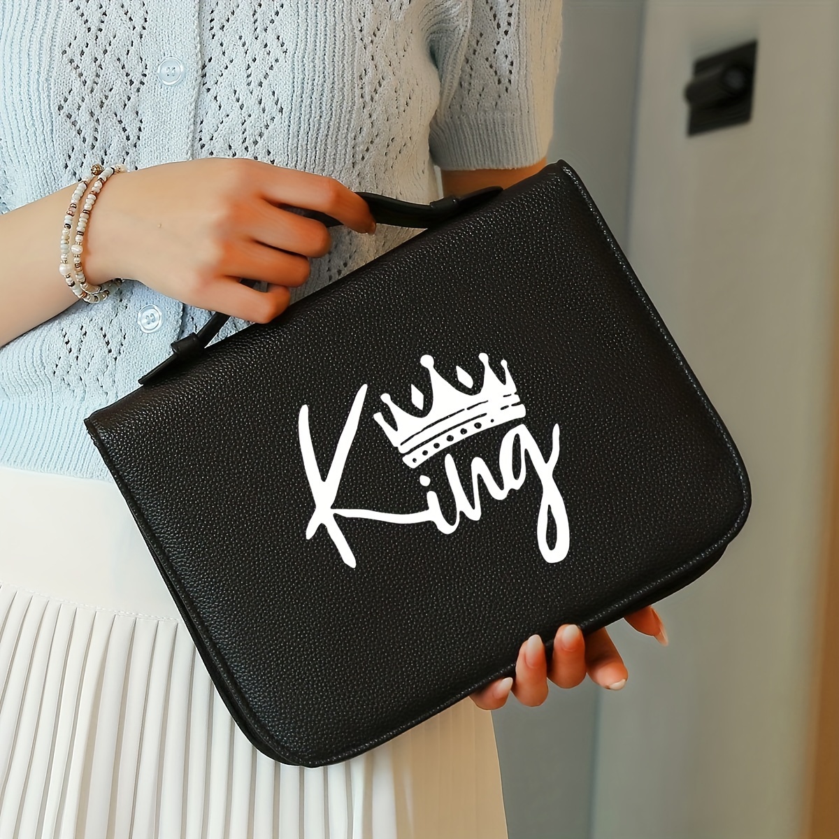 

A Stylish And Minimalist Crown Letter Pu Material Book Bag, Passport Holder, And Multifunctional Storage Bag For Women.