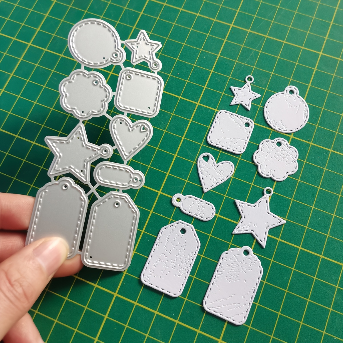

1pc AHLGCAFT Découpes en métal, Mini étiquette de tag découpée pour scrapbooking, cartes DIY, cartes de visite, albums photo, outil d'embossage en métal décoratif en argent