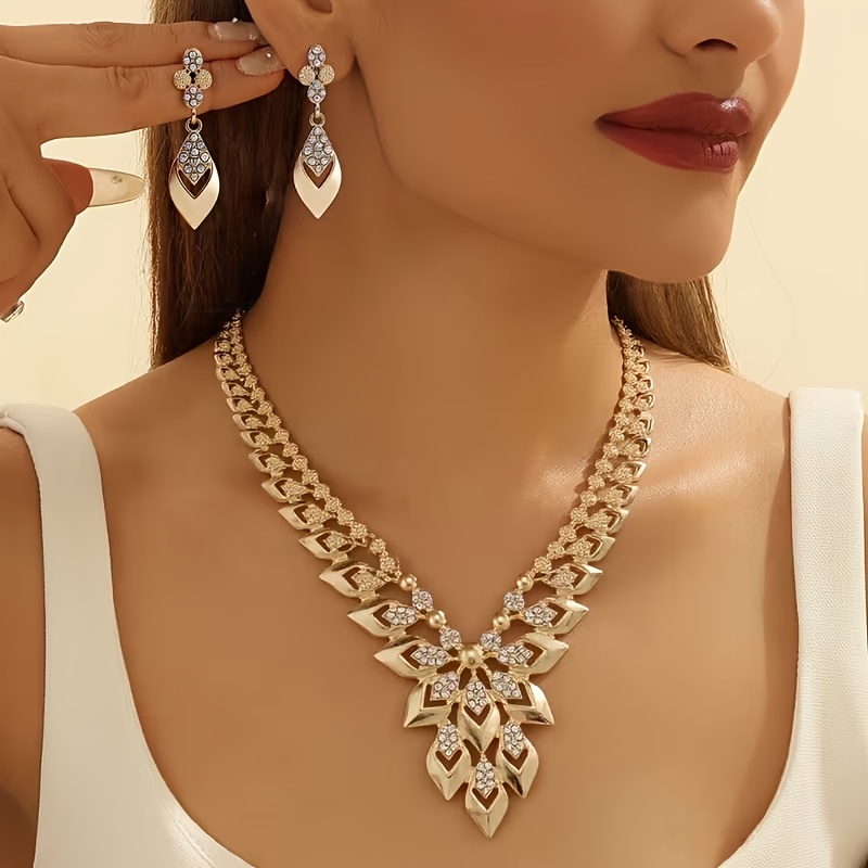 TEMU Ensemble collier et boucles d'oreilles pour femmes, motif en V doré avec strass scintillants, idéal pour la Saint-Valentin, la fête des mères,