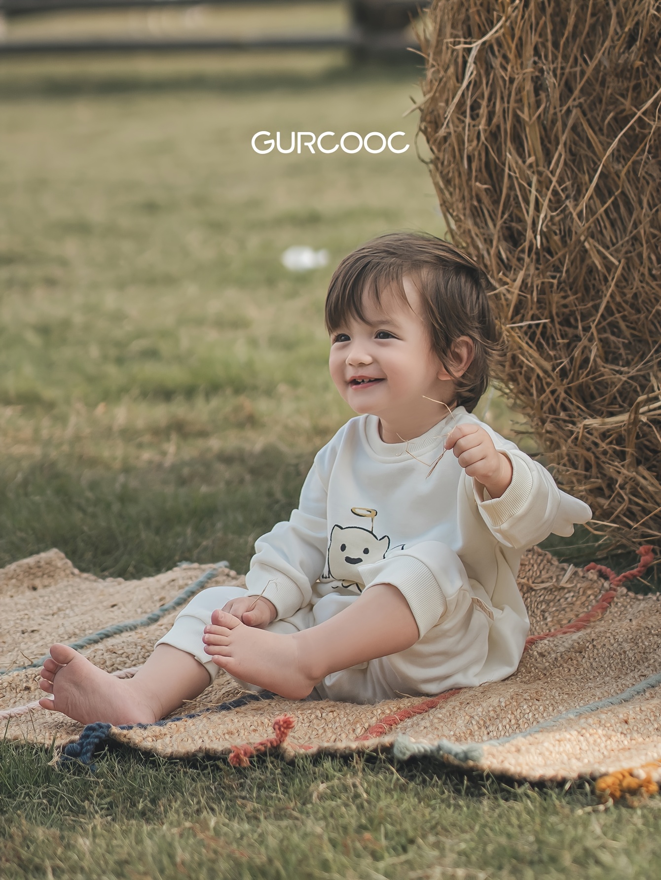 Retrato de longitud completa de lindo niño pequeño en ropa vaqueros con  estilo mirando a la cámara y sonriendo — Foto de stock #233982990 ©  vova130555@gmail.com, image size:800x1066