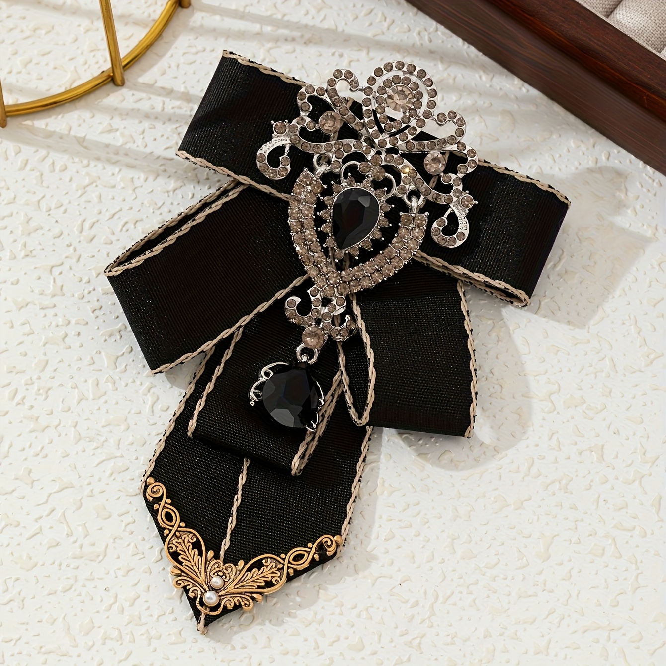 E-shop ., Eleganter prächtiger Hof-Accessoire im Vintage-Stil mit vollem Strassbesatz, funkelnd, entworfen mit handgesetztem Stoff,