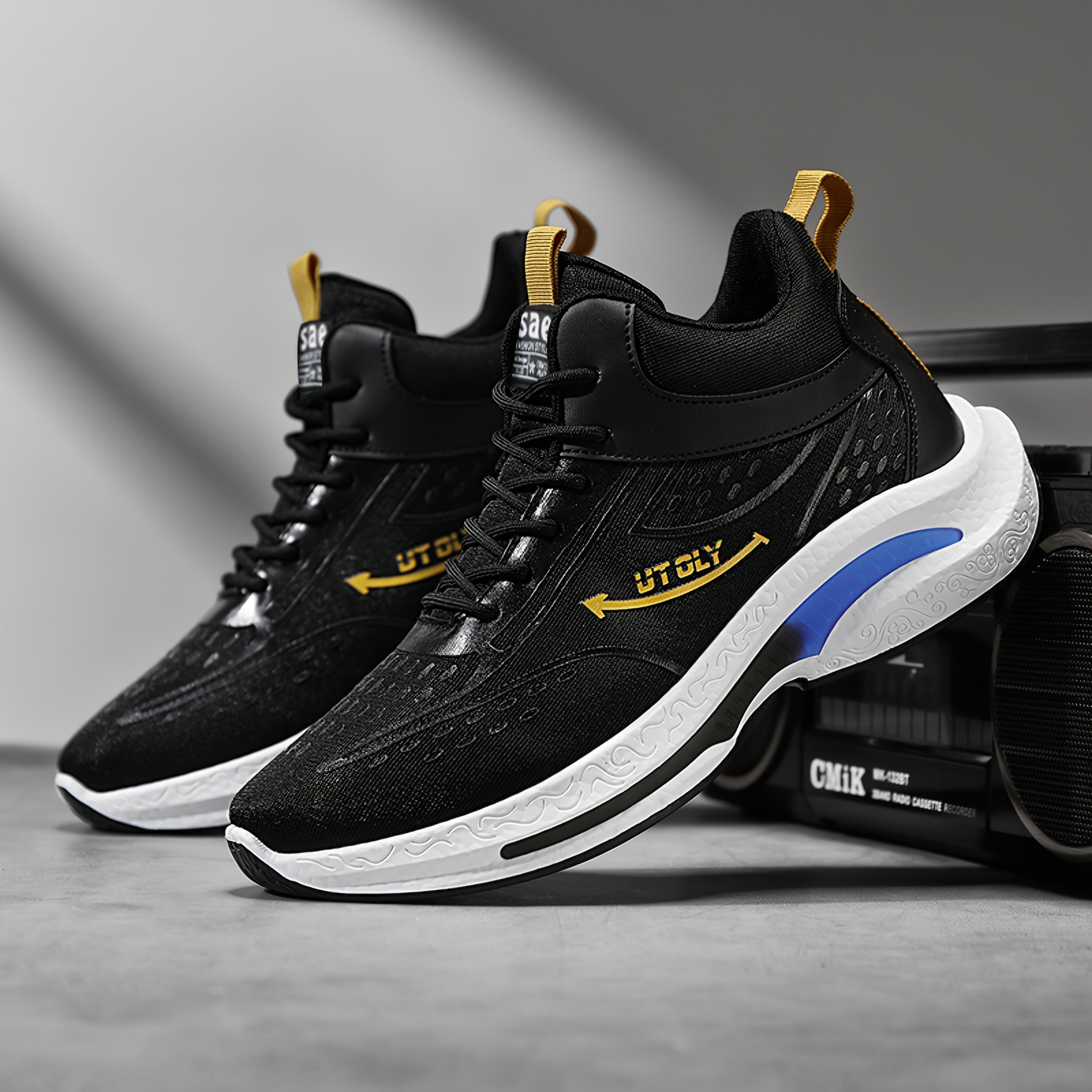Tenis de basquetbol para hombres, con cuello alto, fabrica transpirable, suela de PVC antideslizante, diseño con cordones para uso casual y atlético, color negro con acentos amarillos, cómodos para todas las temporadas