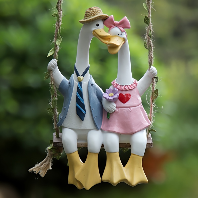 

1pc Resin Craft Cartoon Duck Couple Swing Statue, Garden Art Decor, Rustic Country Style Hanging Ornament, 22.7cm X 14cm, Home Living Room Bedroom Decor, Housewarming Gift