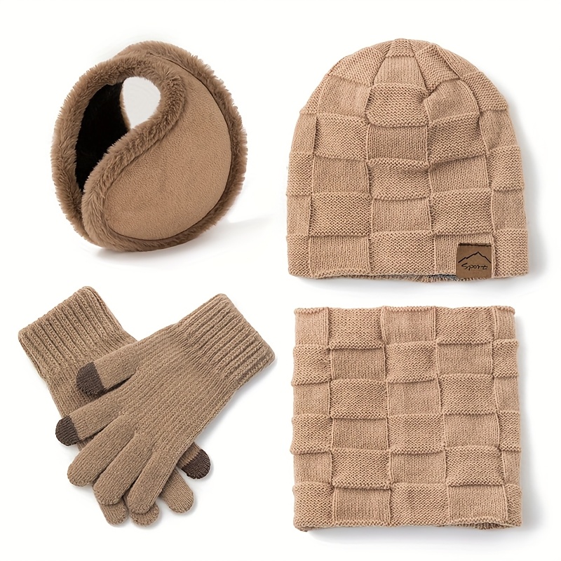 Ensemble d'hiver économique comprenant un bonnet de sport en maille à lettres en similicuir, un cache-cou, des gants et des protège-oreilles. Un ensemble mixte élégant de bonnet en maille et de protège-oreilles, parfait pour l'hiver. Cet ensemble chaud polyvalent est essentiel pour les activités de plein air.