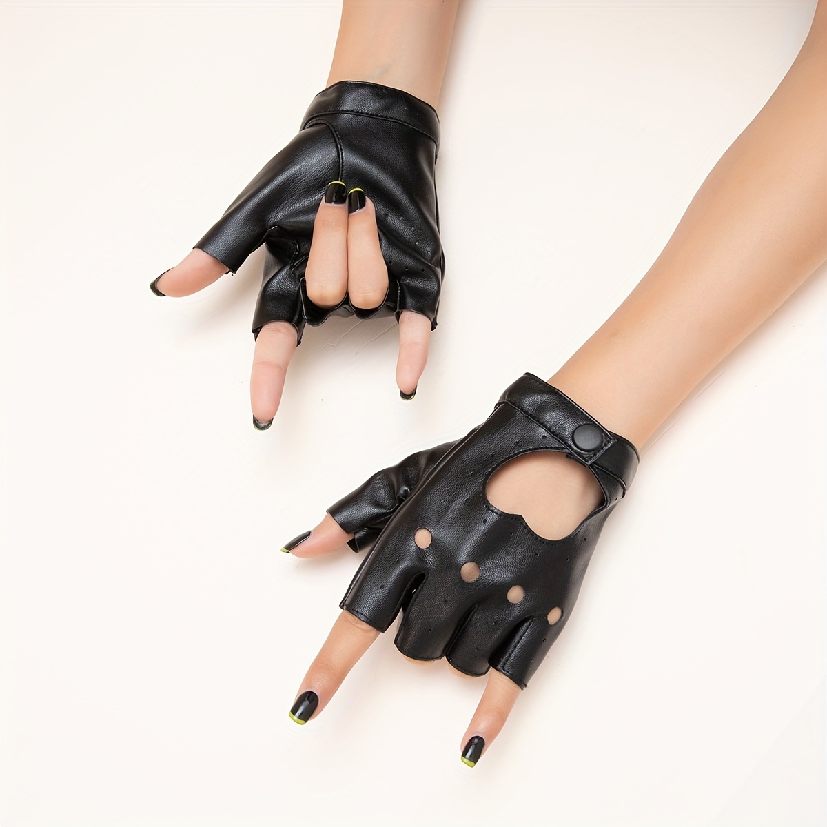 

Gants doigts en cuir PU noir pour femmes - Couleur unie, non extensible, motif découpé en cœur, dragonne, tissé, accessoire de mode décoratif pour - 1 paire