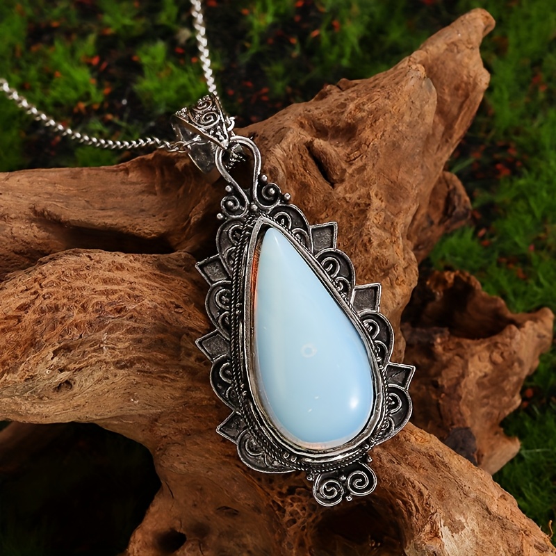 An Elegant Teardrop Pendant Necklace For Women With Delicate Polygonal Pattern Collarbone Chain Accessory - Perfect For Casual Attire And Special Occasions