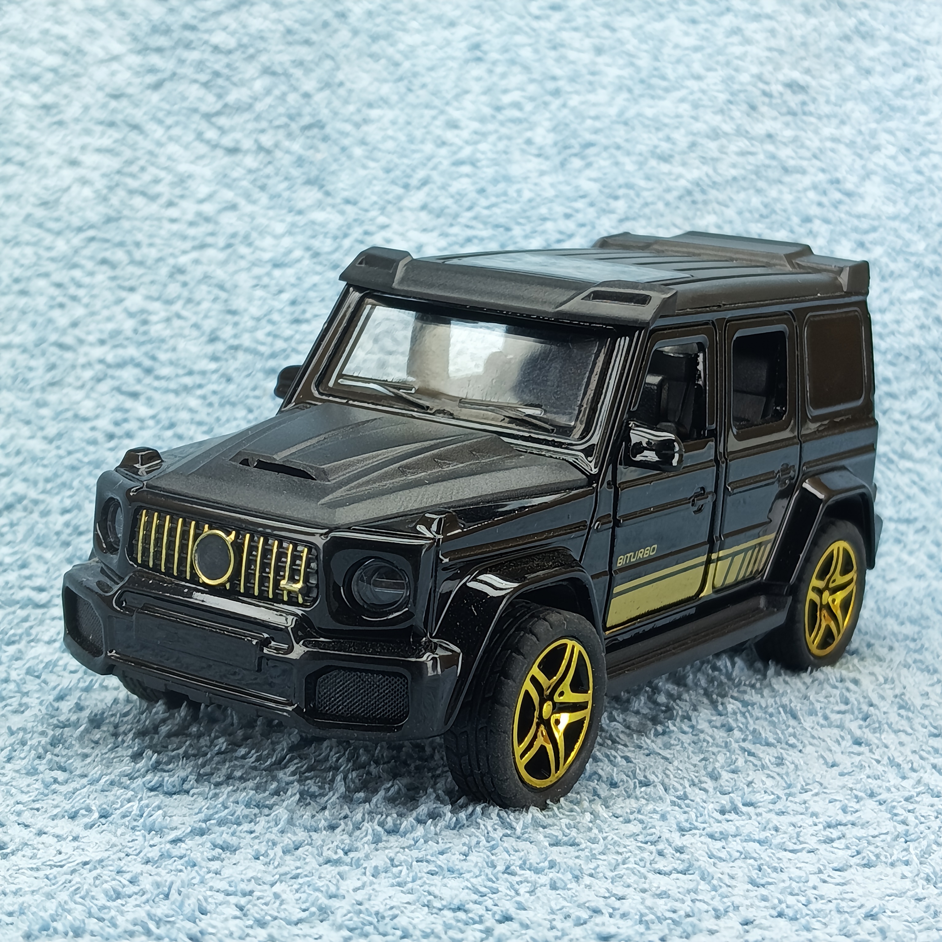 Collectible SUV Model Off-Road Vehicle Alloy Material Pull Back Function Boy Toy Gift, The Main Driver And Passenger Seats Can Open The Front Hood And Trunk Can Be Opened, a Gift for Children Is Very Suitable