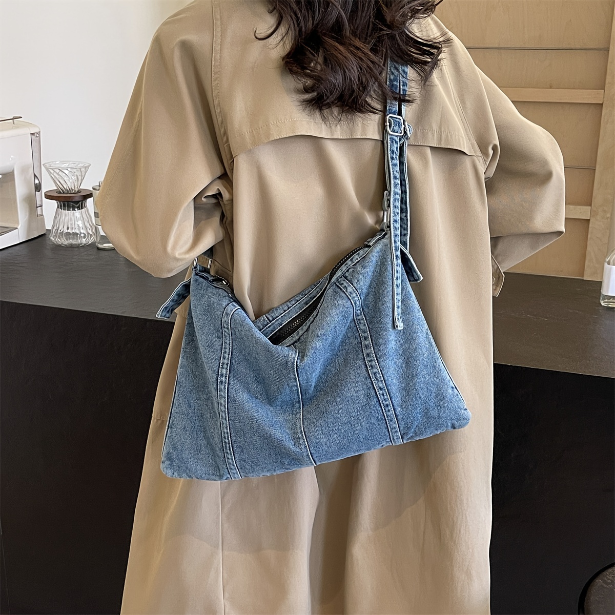 

Sac à bandoulière décontracté en denim délavé de grande capacité pour femme, couleur unie matelassée, sac en jean vintage vieilli avec sangle réglable et fermeture à glissière, doublé en polyester