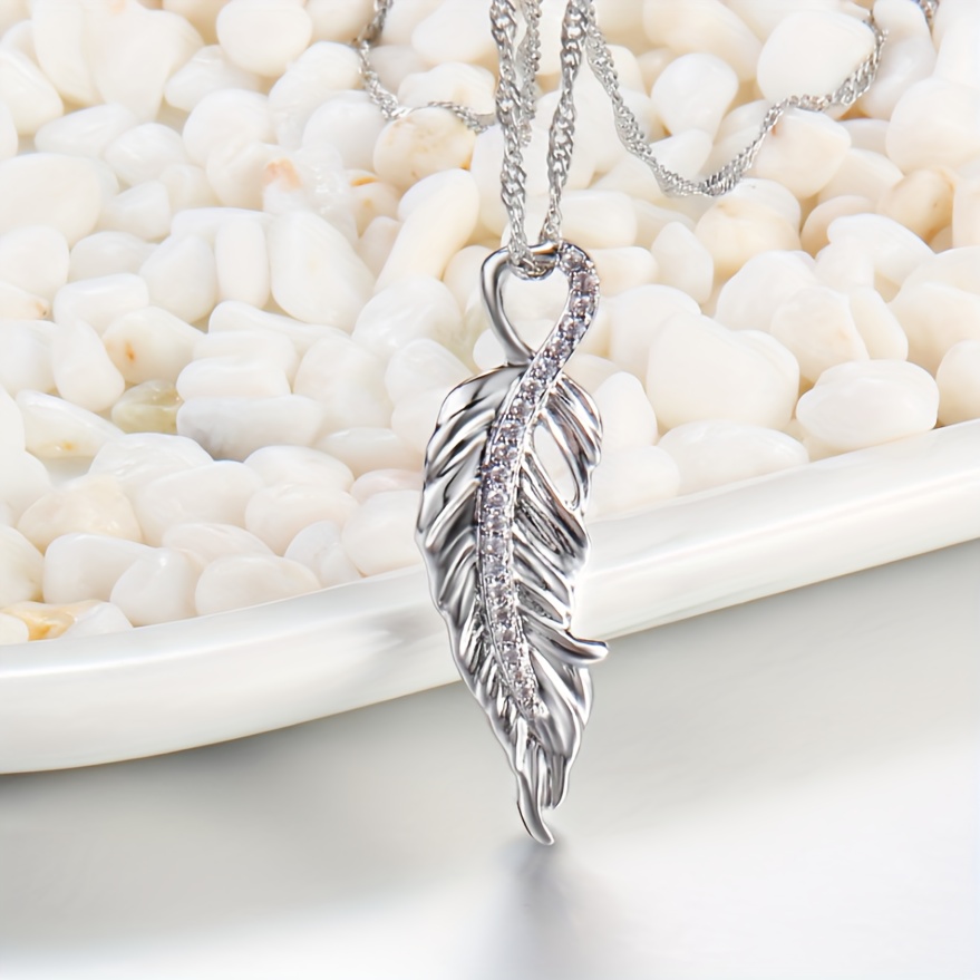 

1pc Copper Inlaid Zirconia Leaf Feather Pendant, Fashionable Zirconia Necklace For Women To Wear
