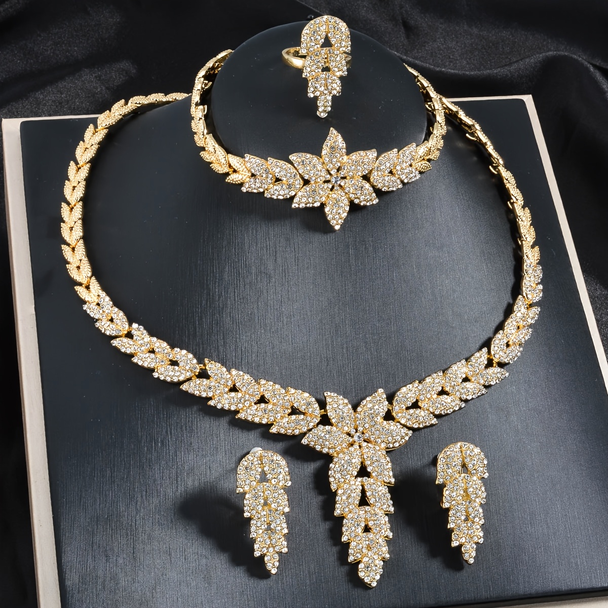 

Parure de bijoux avec motif floral à paillettes, en cuivre avec synthétique, comprenant un collier, des boucles d'oreilles, un bracelet et une bague, pour femme, pour les et les banquets.