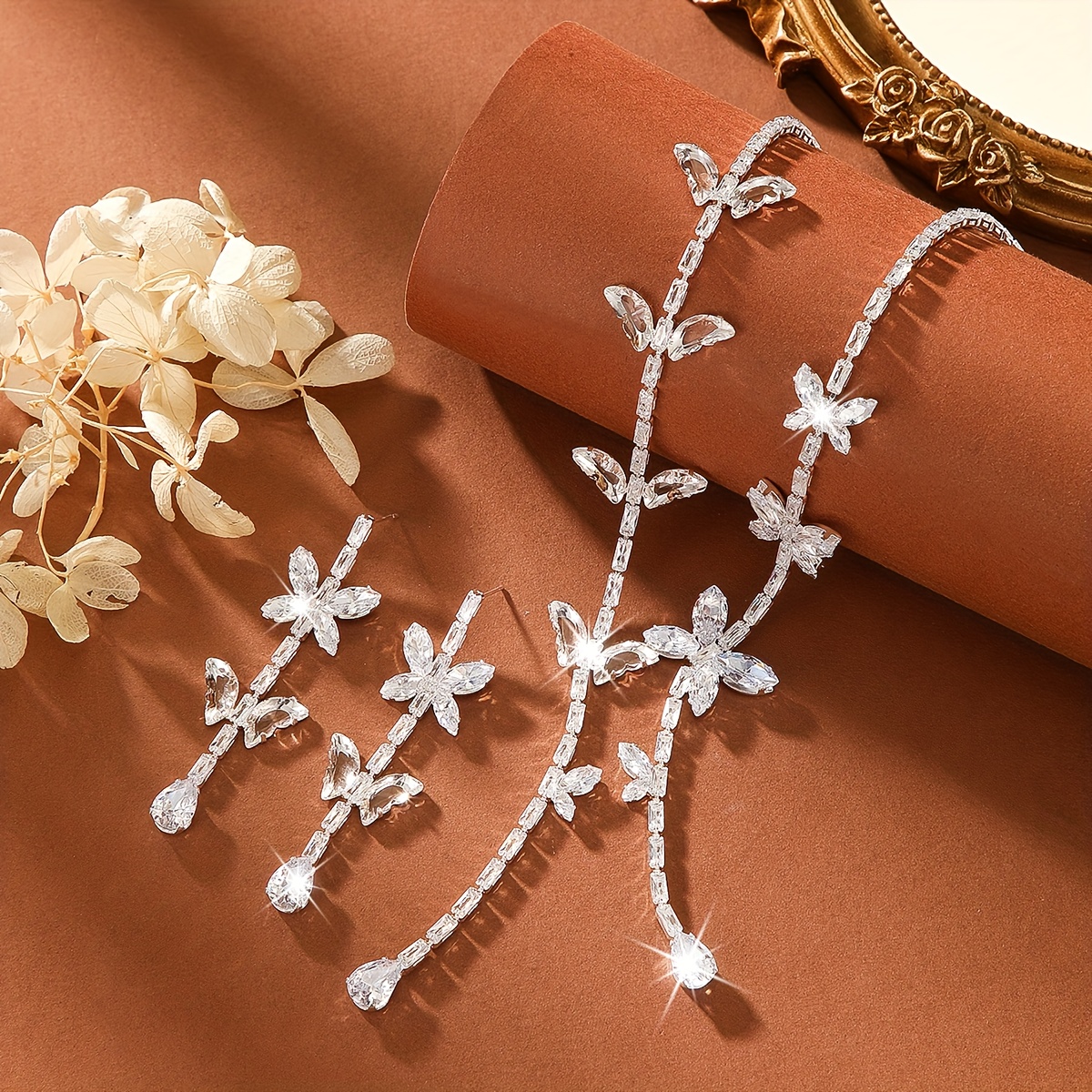 E-shop Damen Schmuckset: 1 Paar Ohrringe + 1 Halskette, Französisch-Stil Elegante Schmetterling Quasten Ohrringe Halskette Set, Versilbert mit