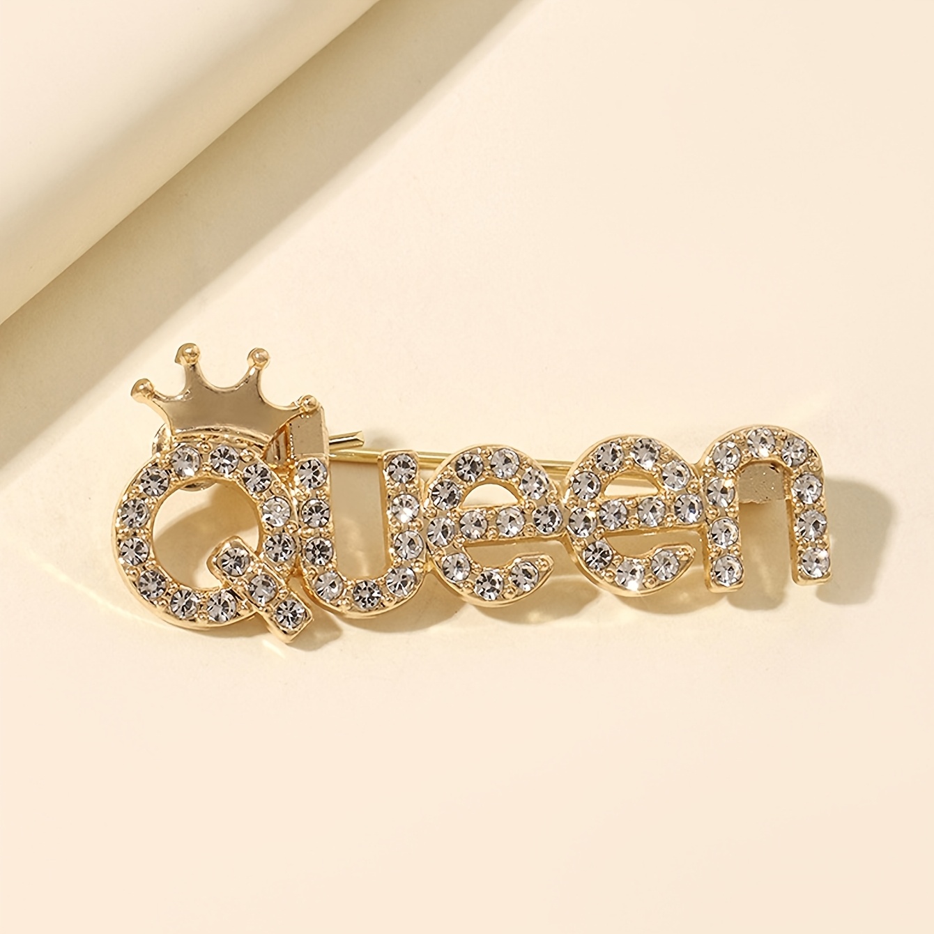 TEMU 1pc Broche Écharpe Lettre Couronne Reine Tendance, Idéale pour , Vacances, Décorations de Fête d'Anniversaire, Ornement Luxe Léger et Attrayant