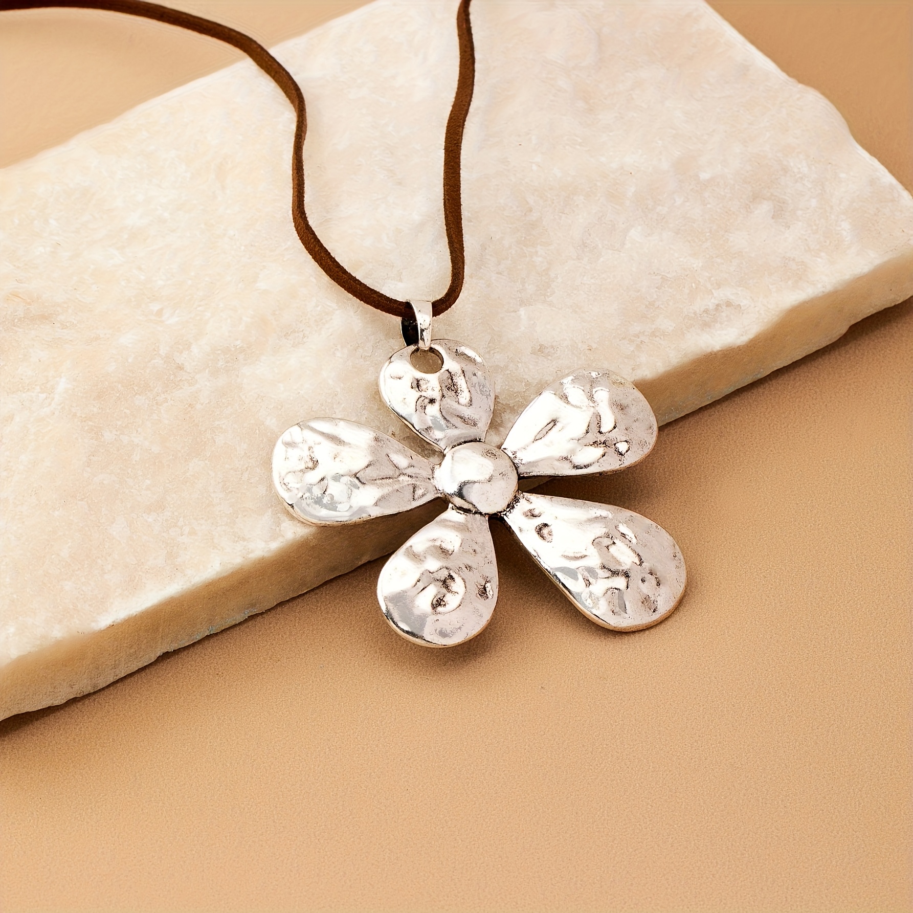 A Simple, Stylish, Versatile, Exquisite, And Elegant Large Floral Pendant Necklace With A Long Chain, Suitable For Women' Wear, Vacations, And Gifting