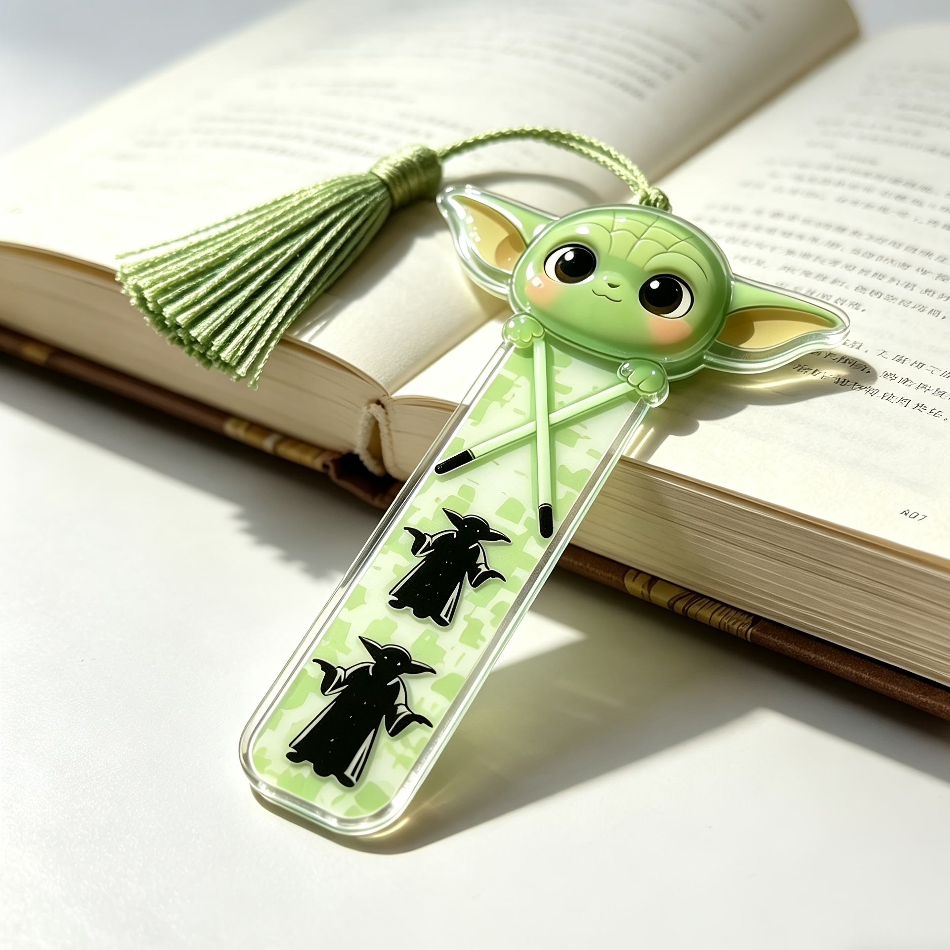 E-shop Star Wars Yoda 2D Acryl Quasten Lesezeichen. Entzückendes, plumpes Kopf-Design oben, kombiniert mit frischen grünen Quasten. Perfekte Größe für