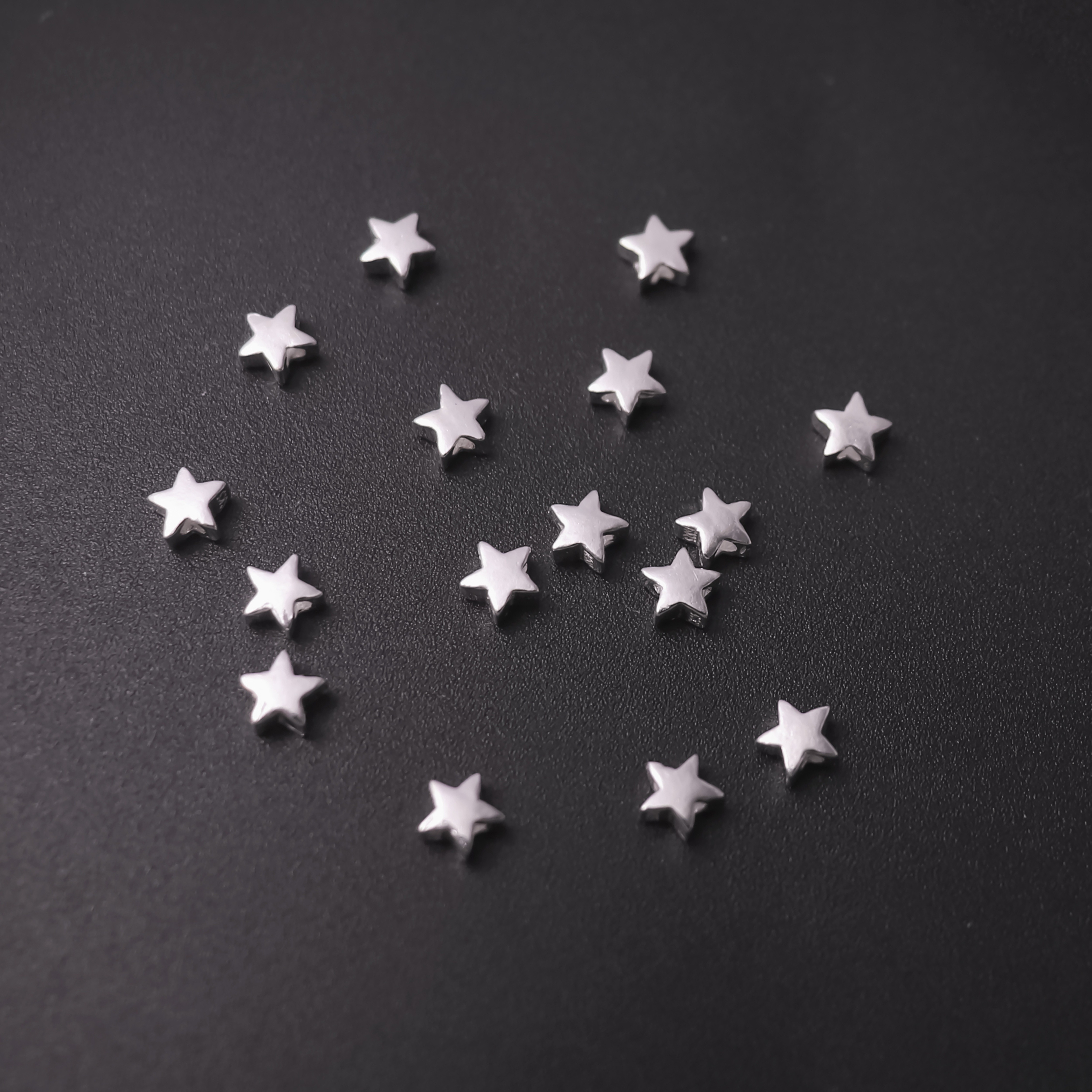 

20pcs Perles Étoiles Argentées S925, Thème Décontracté, Pièces et Accessoires pour la Fabrication de Bijoux DIY, Breloques Étoiles Miniatures pour Bracelet et Matériaux de Création de Bijoux