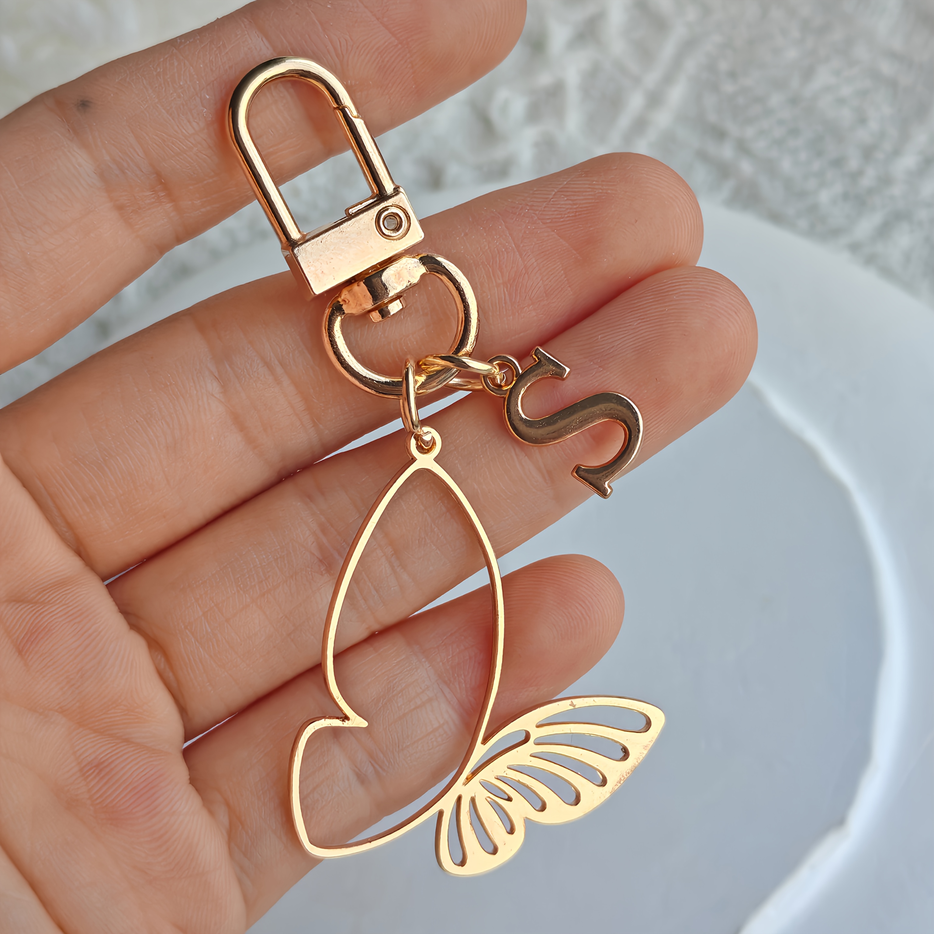 1 Elegant Alloy And 26 English Alphabet Golden Keychains - A-z Letter Fashion Hollow Design, Suitable For Bag Pendants, Car Additions, Perfect For Women' Wear And Birthday Gift