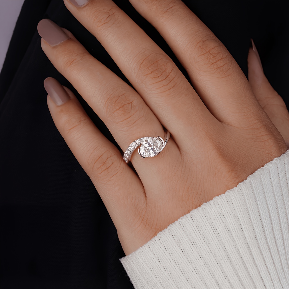 Women's Twisted Arm Half-Set Egg-Shaped Design Ring
