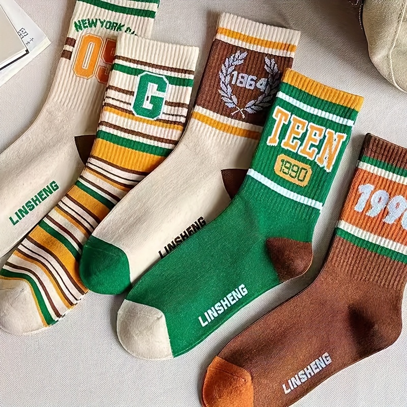 E-shop 5 Paar Herren Retro Vintage Gestreifte Socken bis zur Wade mit New 1984 & Teen 1990 Beschriftung - Kaffeebraun, Grün, Weiß & Beige - Weiches