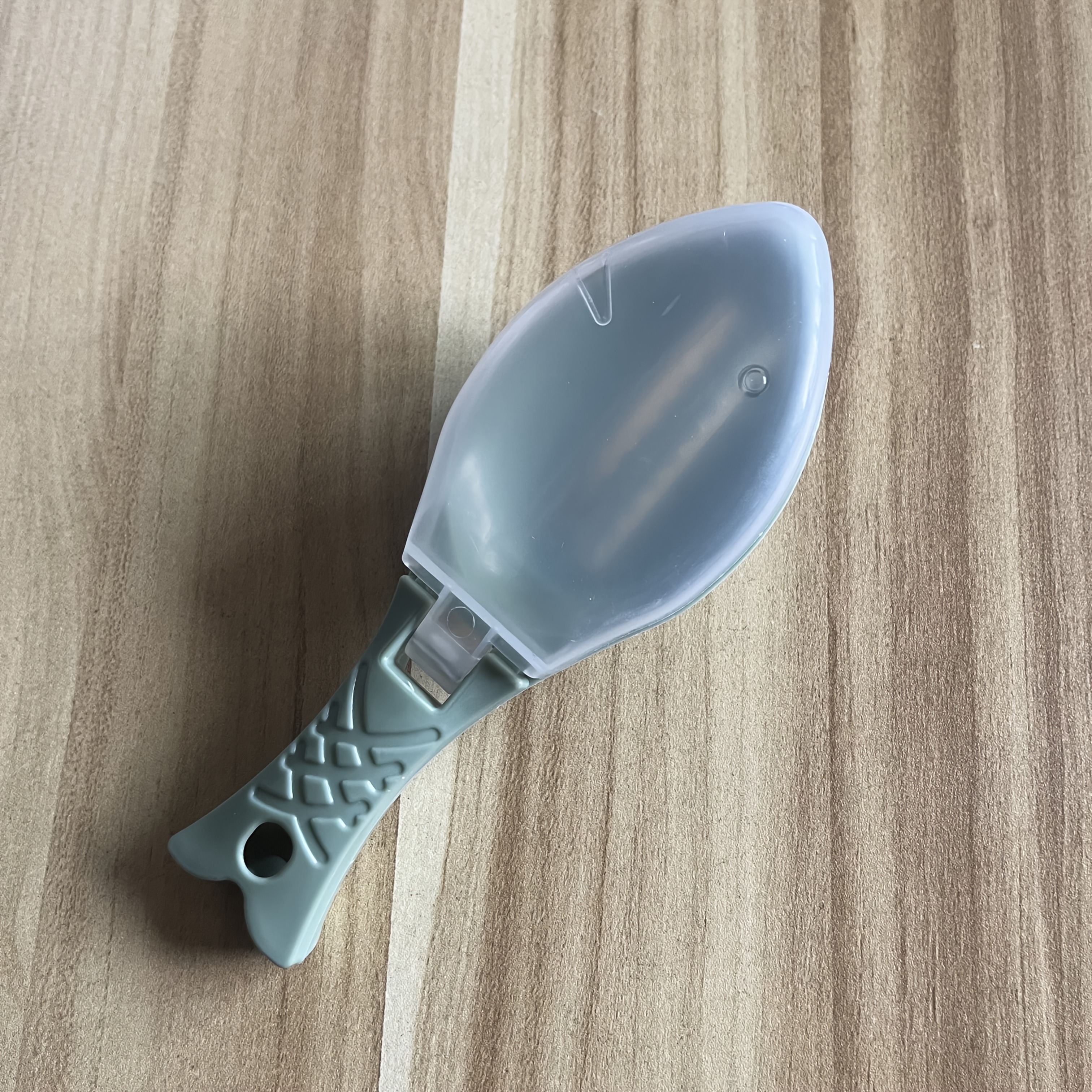 Fish Scale Remover Fishing Scale Brush Fish Killing Tool No Mess Flying Fish Shape With Cover Household Fish Scale Planer