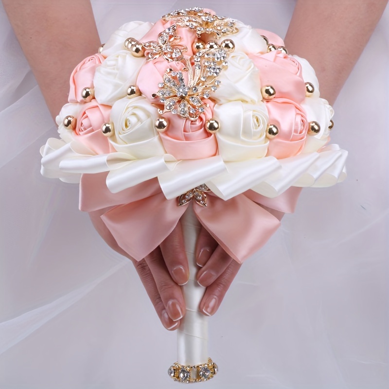   kuyov qizlar buketi boy qizil shifonli güllar bilan kristal va marjon aksessuarlari bilan to'ldirilgan  to'y jamoalari tafsilotlari 16