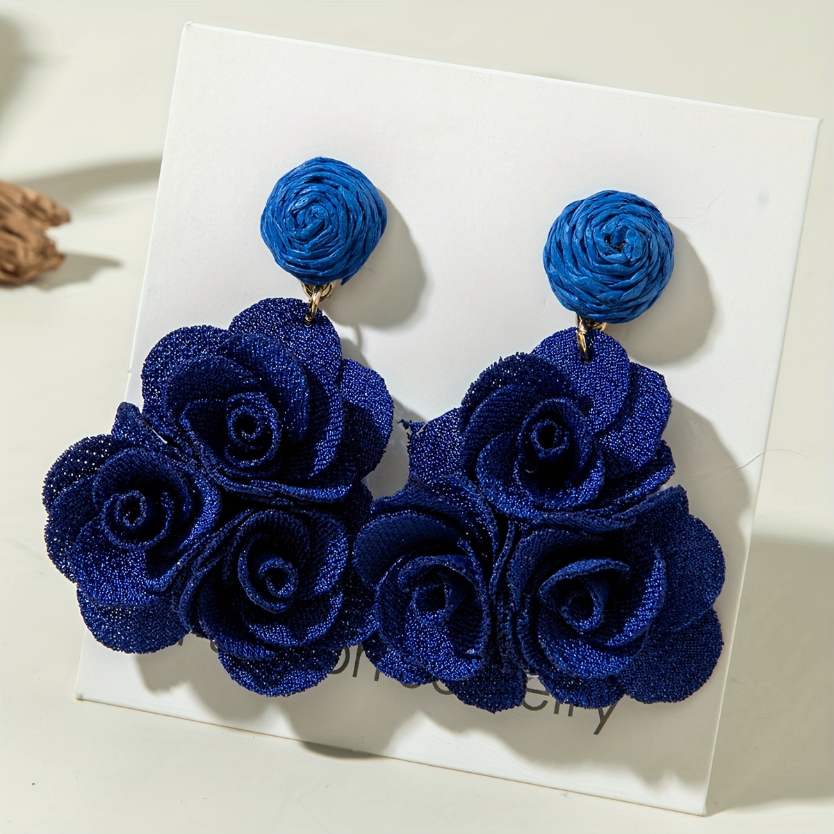 TEMU 1 par de elegantes pendientes de fibra de poliéster con colgante de flor simulada , pendientes de tachuelas colgantes de rafia tejida a .
