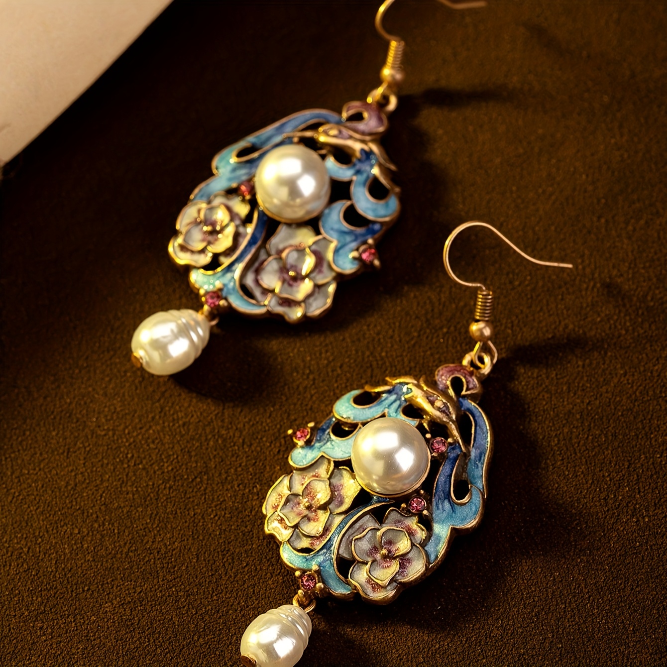 TEMU Boucles d'oreilles à pompon en émail de style vintage avec un design des fêtes, offrant un look de boucles d'oreilles à pompon luxe léger, et