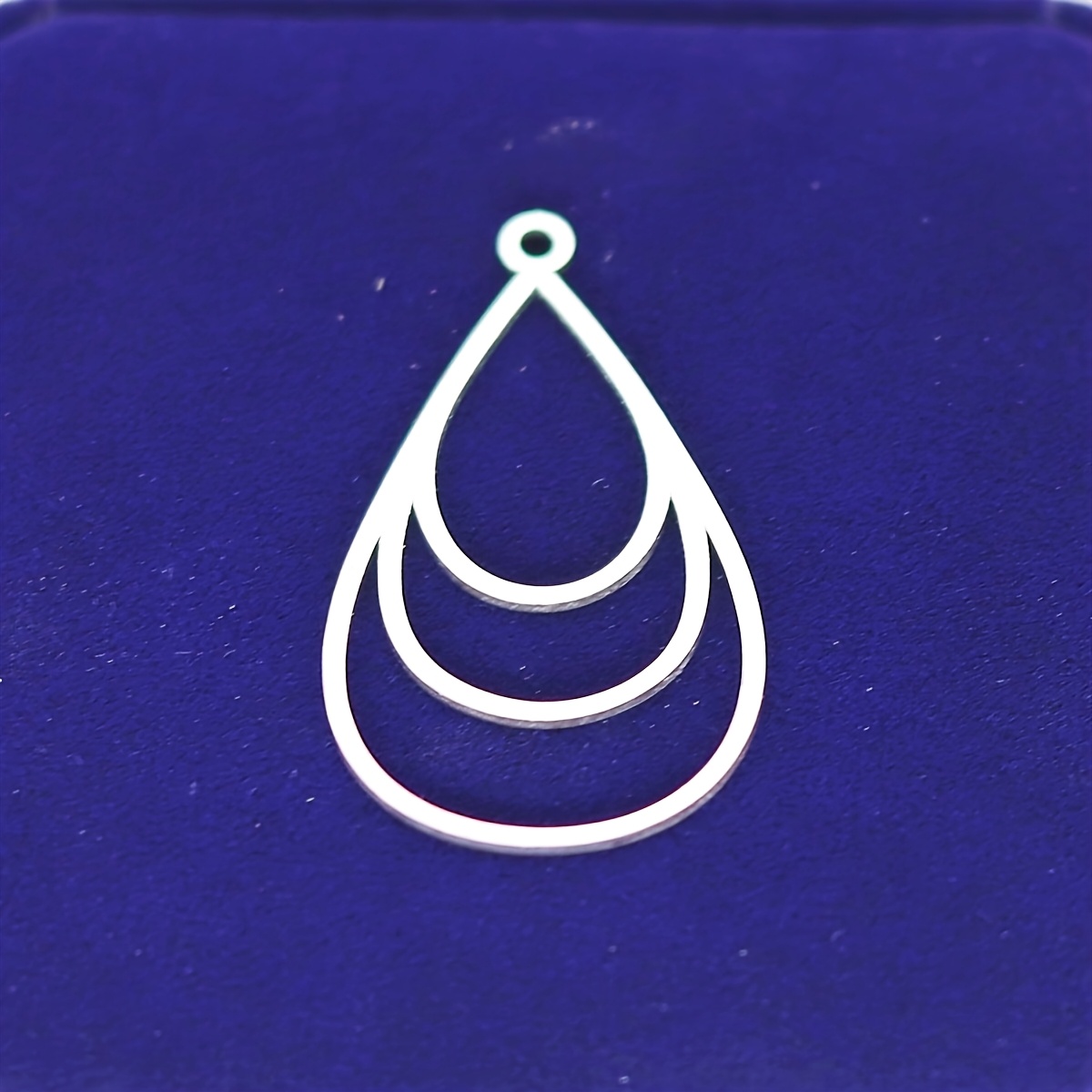 E-shop Set mit 3 Wassertröpfchen Edelstahl Charms für Schmuckherstellung, ideal für handgefertigte Halsketten und Ohrringe, erhältlich im Großhandel