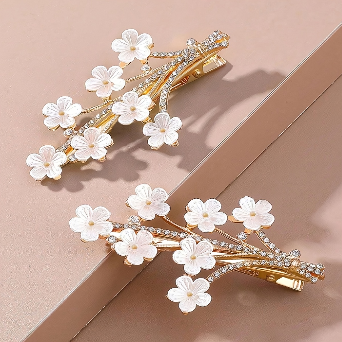 E-shop Zwei Sets elegante Haarspangen aus Legierung mit Schmetterling- und Blumenmotiven sowie Strass-Details, einfaches Hohl-Design, einfarbige