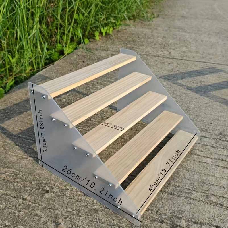 E-shop Ein Set aus 3-lagigen, 4-lagigen und 5-lagigen Acryl- und Massivholz-Regalen, geeignet für Parfüm, Gläser, , Puppen und Küchenregale mit