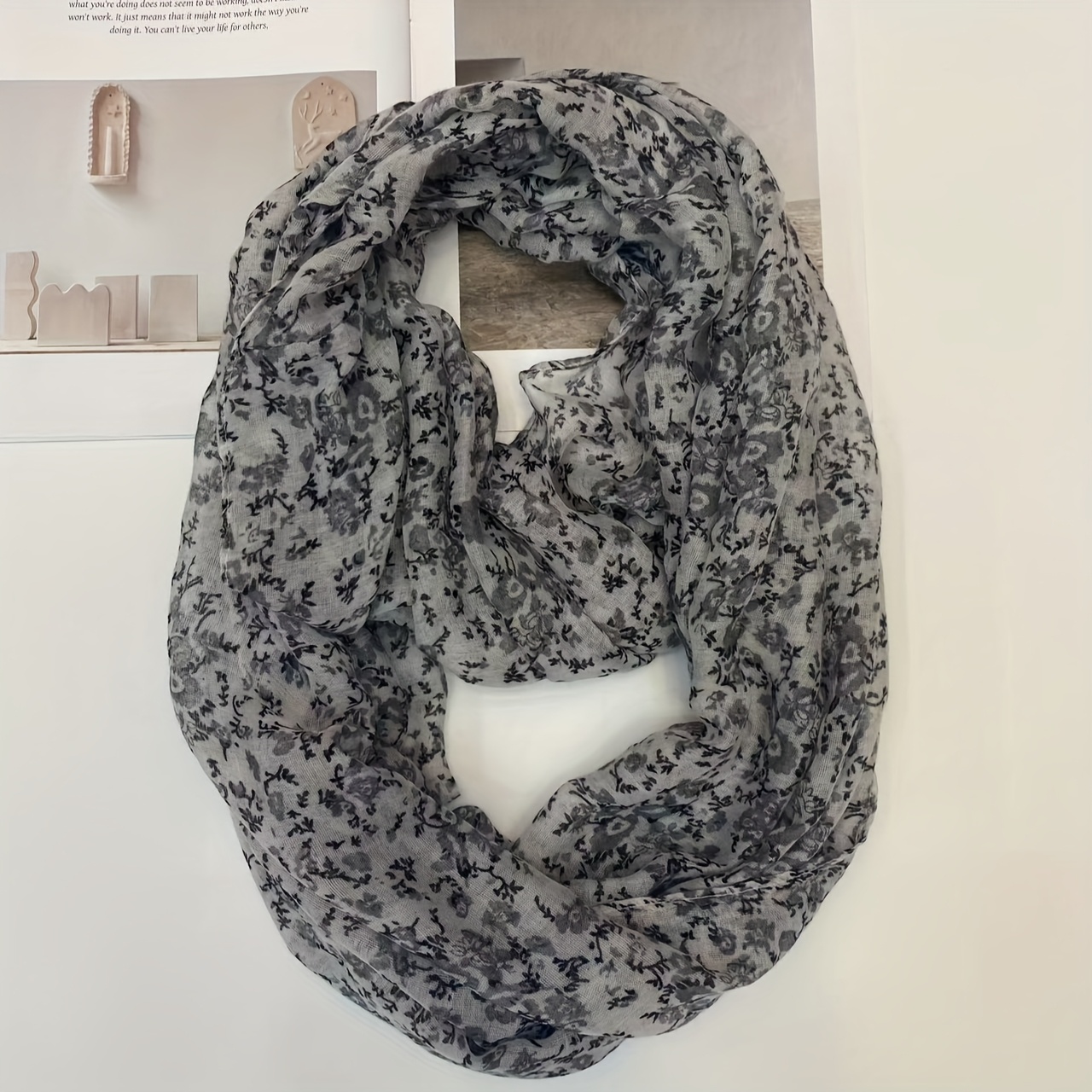 E-shop 1 Stück Damen Schal in Grau & Blumenmuster - Nicht dehnbar, atmungsaktiv, wärmend - Ideal für Casual-Outfits, Bürokleidung & Elegant - Neutraler