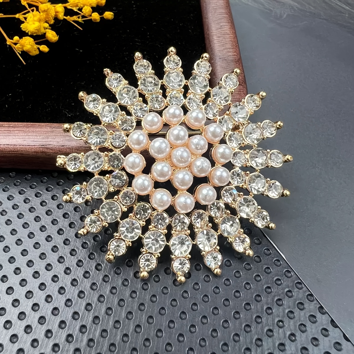 TEMU Broche Retro de con Perlas, Pin de Solapa de Flor , Joyería Elegante Adecuada para Novias, Banquetes y Regalos