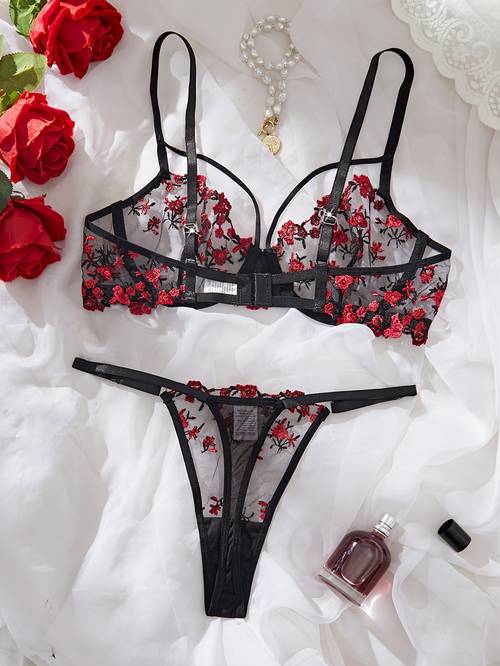 auffälliges dessous-set mit schwarz- kontrastfarben und floralem stickmuster, entworfen mit bügel-bhs und passgenauen, niedrigen trägern, der feminine zeigt. das stilvolle, halbtransparente bh und slips mit einem wunderschönen blumenmuster machen